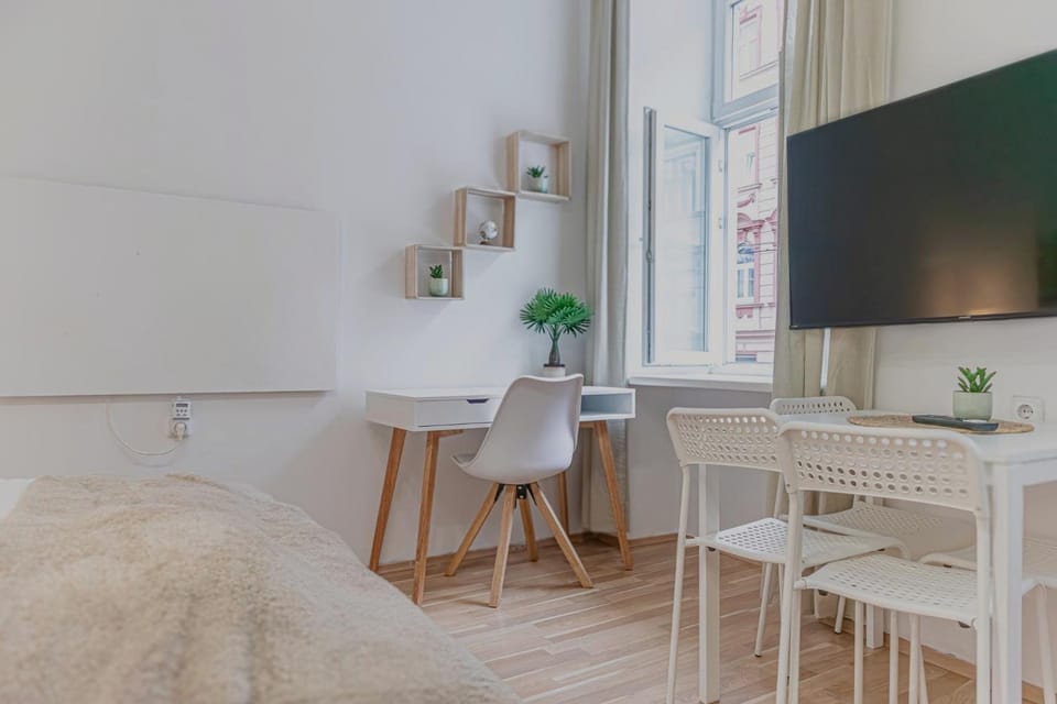 Bed, TV and multimedia, Dining area, Bedroom