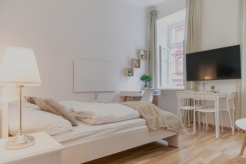 Bed, TV and multimedia, Seating area, Bedroom