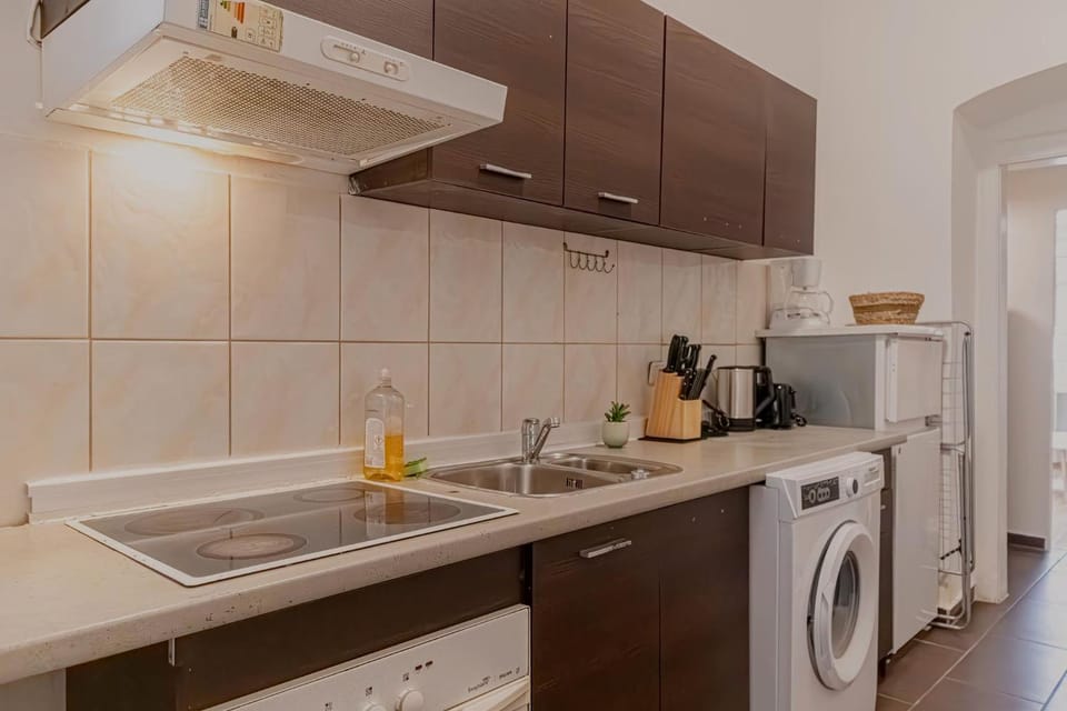Kitchen or kitchenette, oven, stove, washing machine