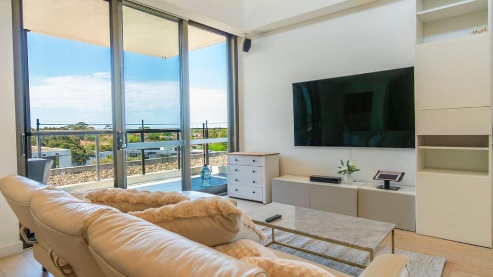 Leafy Retreat Spacious 2B Penthouse 1 Parking Apartment in Sydney