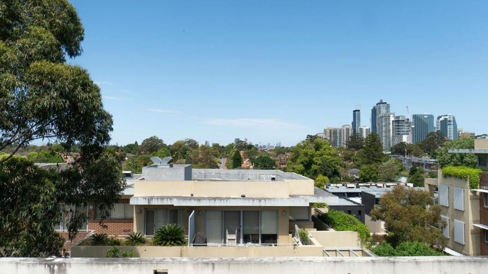 Leafy Retreat Spacious 2B Penthouse 1 Parking Apartment in Sydney