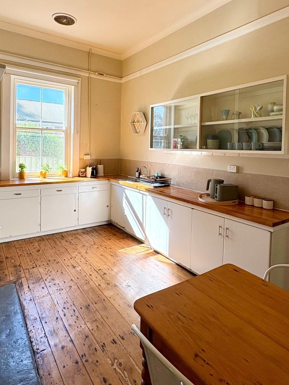 Coffee/tea facilities, Kitchen or kitchenette, Dining area