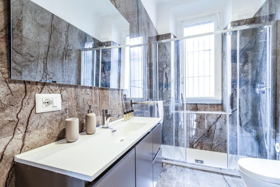 Shopping District -200 MQ - 8 People Apartment in Milan