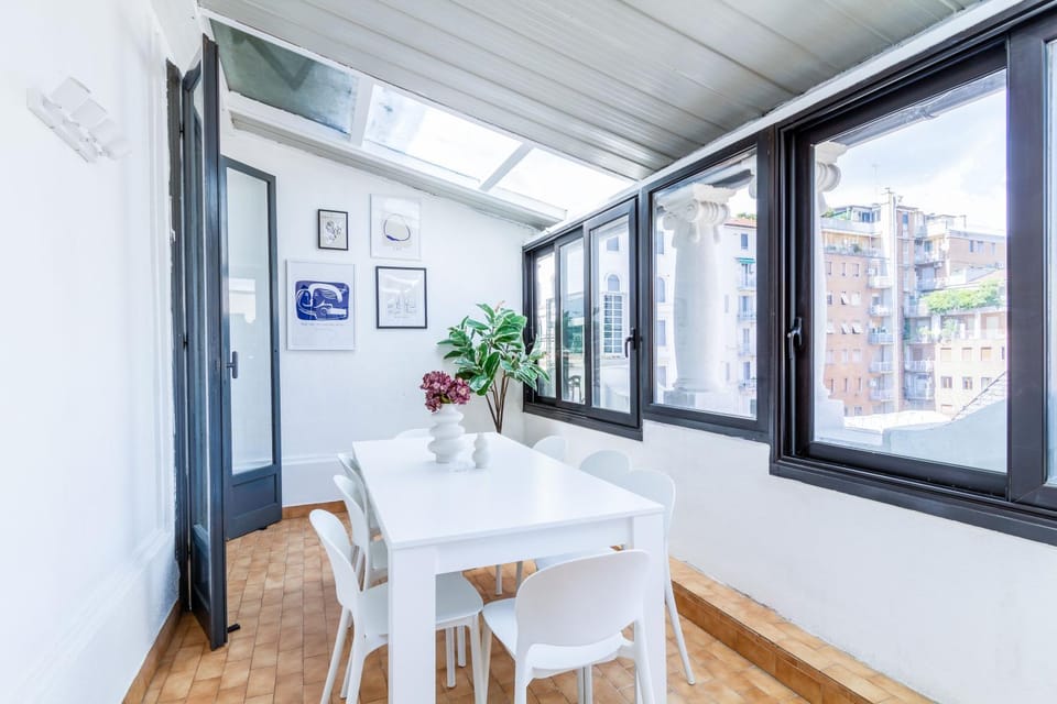 Shopping District -200 MQ - 8 People Apartment in Milan