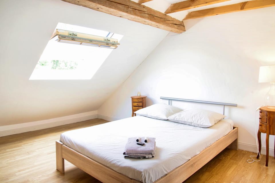 Bed, Photo of the whole room, Bedroom, towels