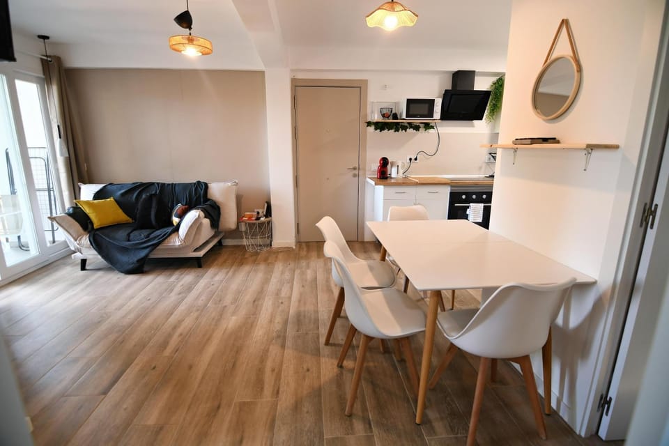 TV and multimedia, Kitchen or kitchenette, Living room, Seating area, Dining area