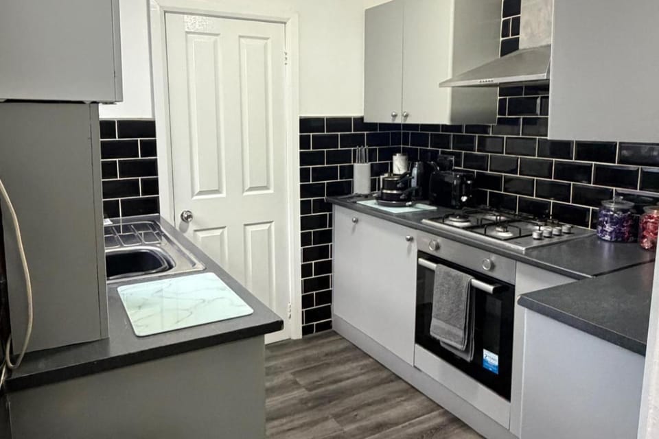 Coffee/tea facilities, Kitchen or kitchenette, minibar, oven, stove