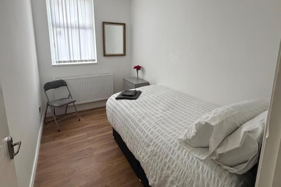 Bed, Photo of the whole room, Seating area, Bedroom, heating, towels