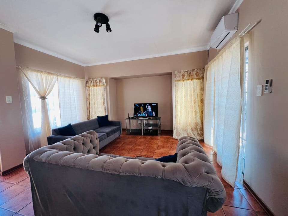 Communal lounge/ TV room, TV and multimedia, Living room, Seating area