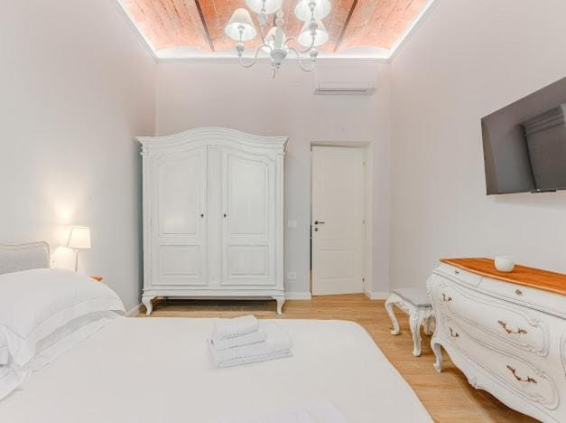 Bedroom, wardrobe