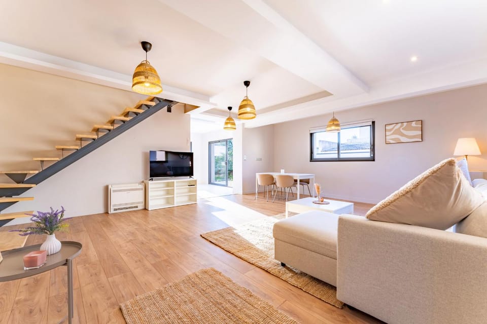 Communal lounge/ TV room, TV and multimedia, Living room, Seating area, Evening entertainment