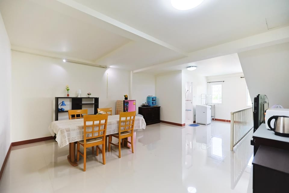 Kitchen or kitchenette, Dining area, minibar