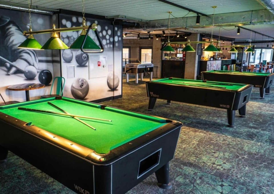 Billiard, Game Room
