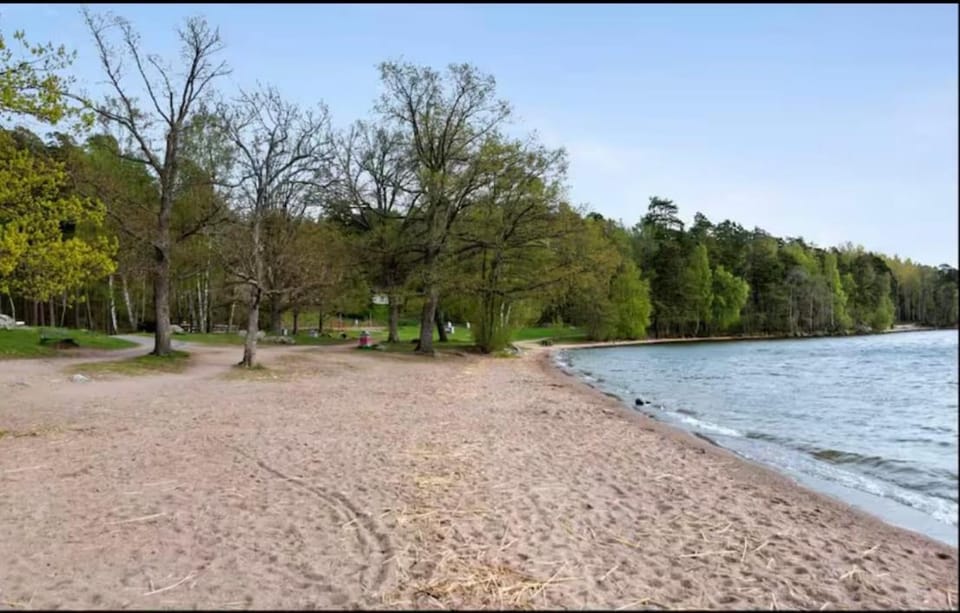 Cozy Stay -3 mins from Kallhäll Station Apartment in Stockholm County