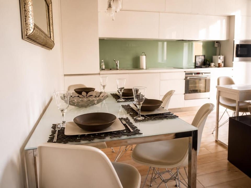 Kitchen or kitchenette, Living room, Seating area, Dining area, oven