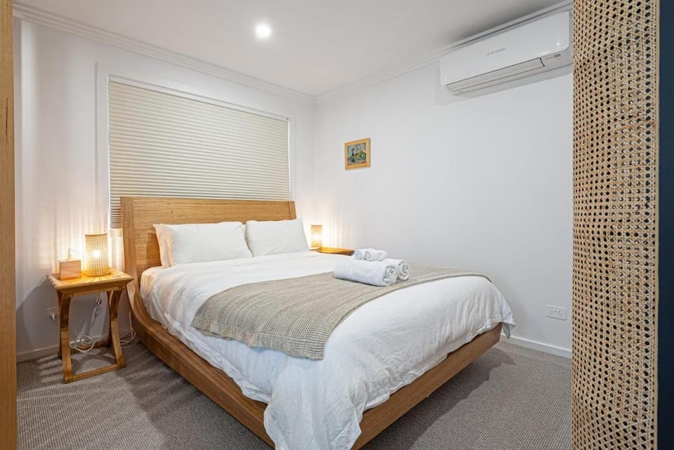 Bed, Bedroom, air conditioner