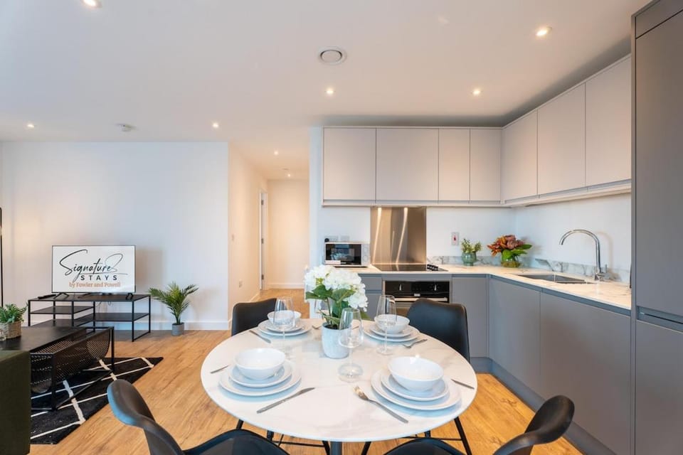 Coffee/tea facilities, Kitchen or kitchenette, Living room, Seating area, Dining area, stove