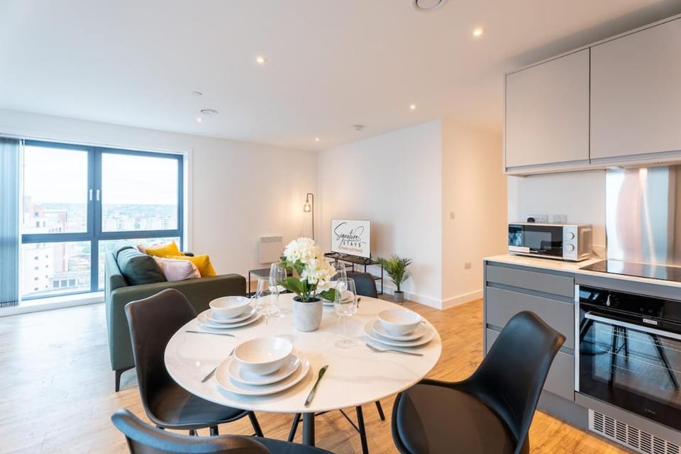 Coffee/tea facilities, Kitchen or kitchenette, Seating area, Dining area, stove