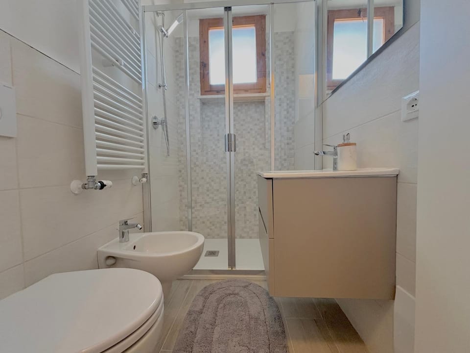 Shower, Toilet, Bathroom, towels