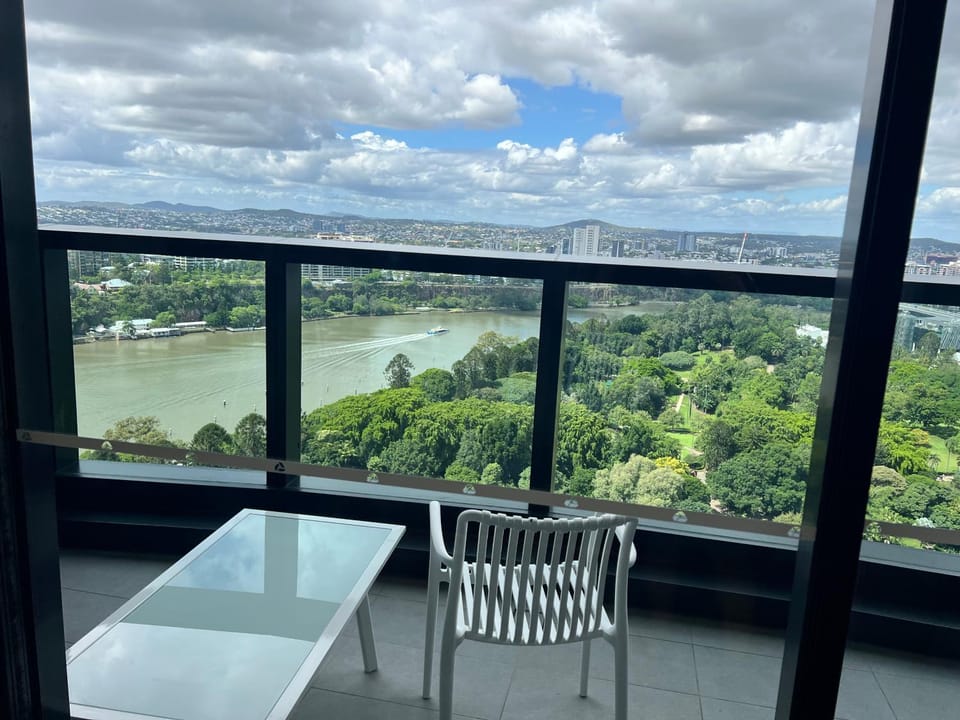 Day, Natural landscape, View (from property/room), Balcony/Terrace, Seating area, City view, River view
