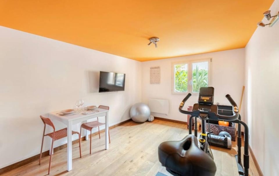 TV and multimedia, Dining area, Sports