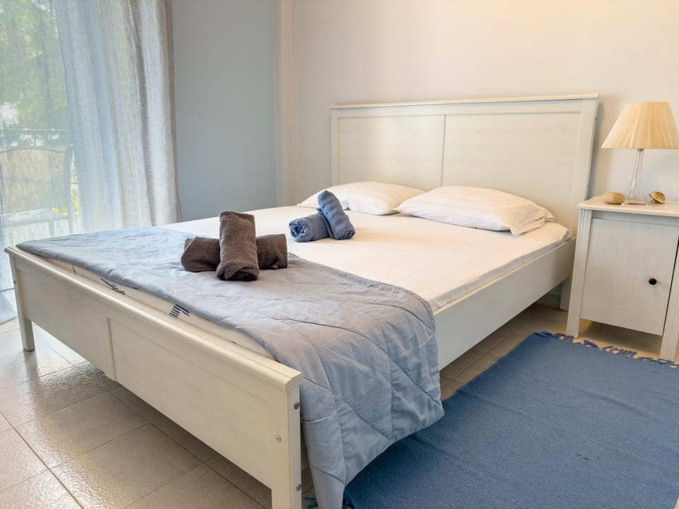 Bed, Photo of the whole room, Bedroom, towels
