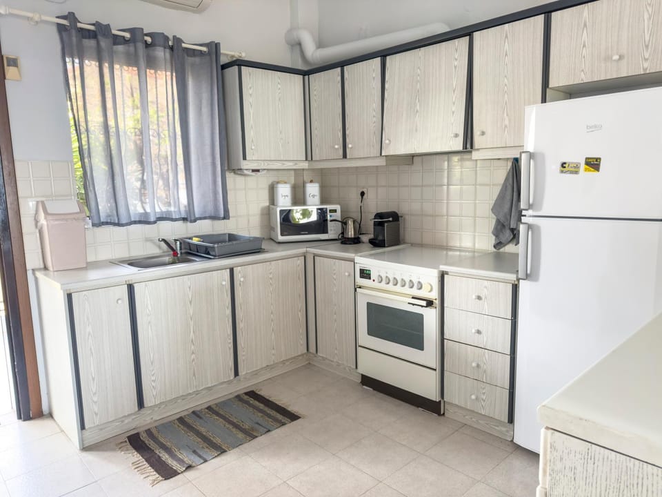 Coffee/tea facilities, Kitchen or kitchenette, oven, stove
