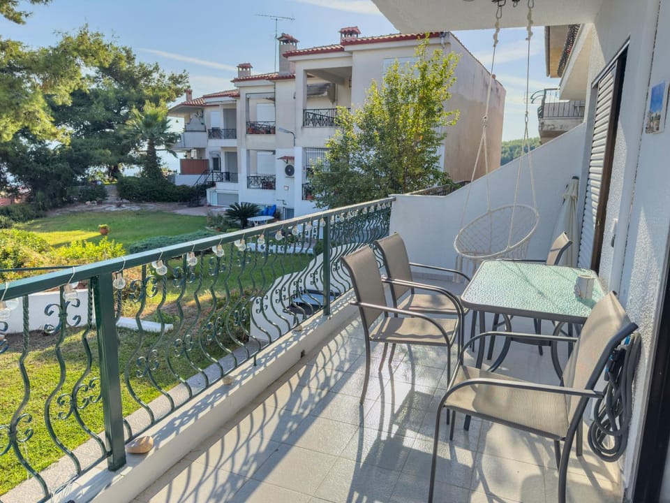 View (from property/room), Balcony/Terrace, Dining area, Garden view