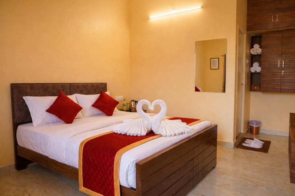 Bed, Photo of the whole room, Bedroom, towels