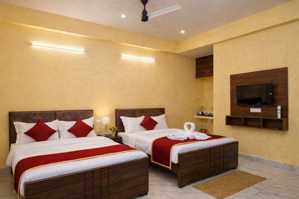 Bed, People, TV and multimedia, View (from property/room), Living room, Photo of the whole room, Bedroom, City view, room service, soundproof, towels
