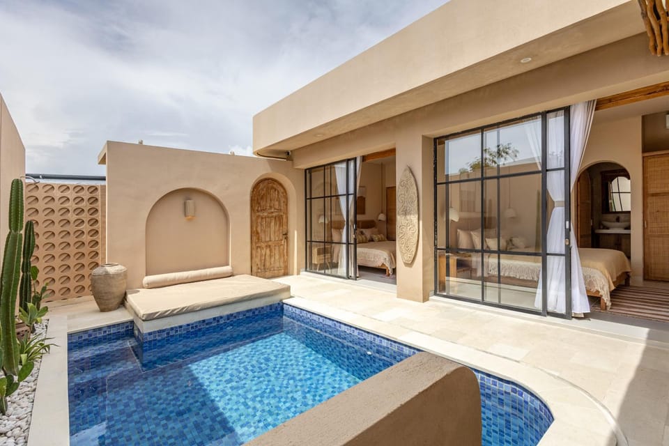 Property building, Patio, Day, Pool view, Swimming pool, Swimming pool, sunbed