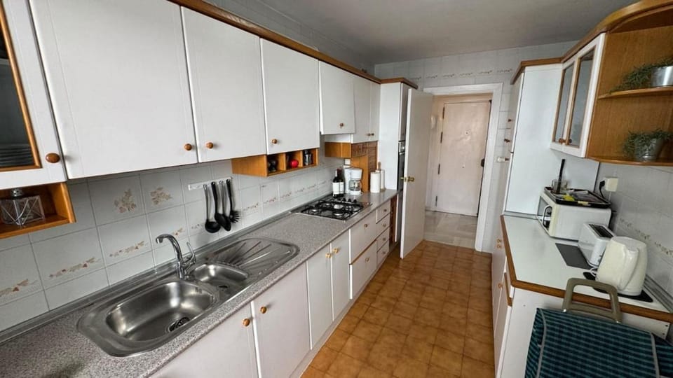 Kitchen or kitchenette, dishwasher, stove