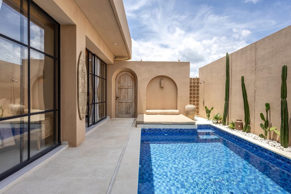 Property building, Patio, Day, Pool view, Swimming pool, Swimming pool, sunbed