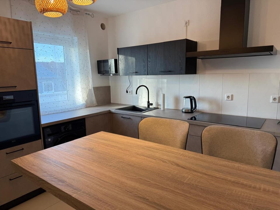 Coffee/tea facilities, Kitchen or kitchenette, Dining area, stove