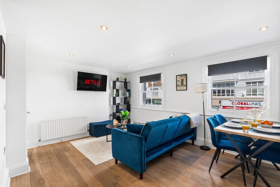 Communal lounge/ TV room, TV and multimedia, Kitchen or kitchenette, Living room, Food and drinks, Seating area, Dining area, Food