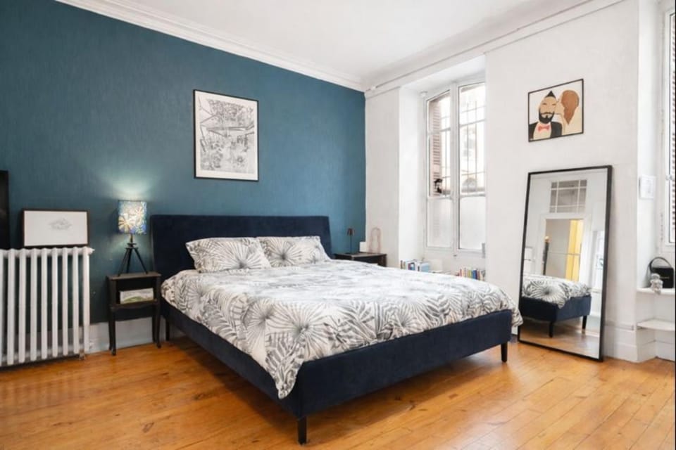 Photo of the whole room, Bedroom
