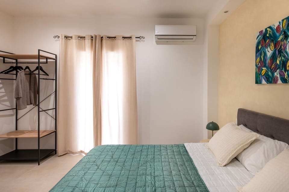 Photo of the whole room, Bedroom, wardrobe, air conditioner