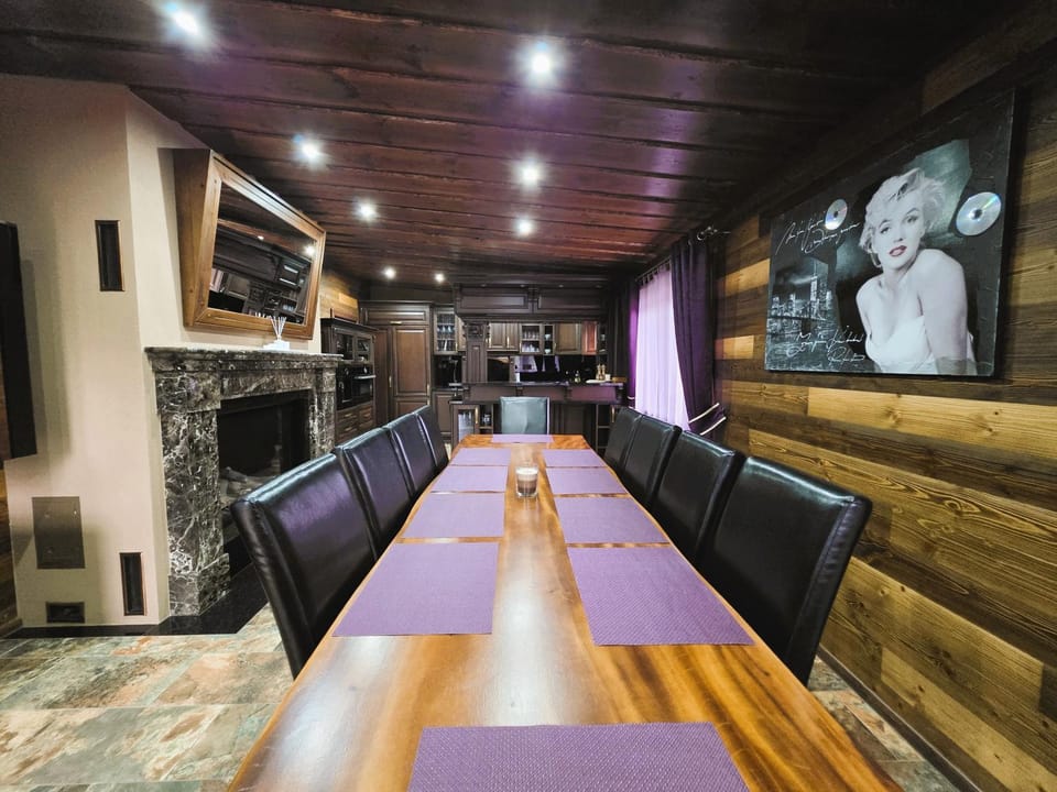 Communal lounge/ TV room, Living room, Seating area