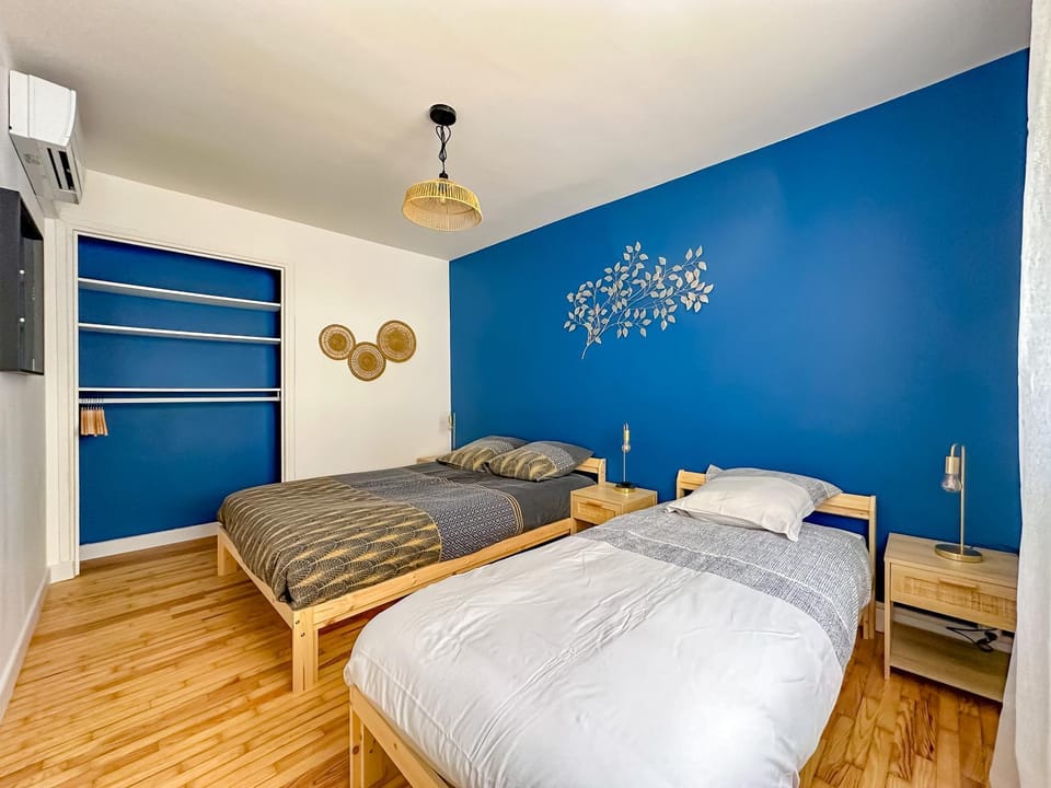 Bed, Photo of the whole room, Bedroom, air conditioner