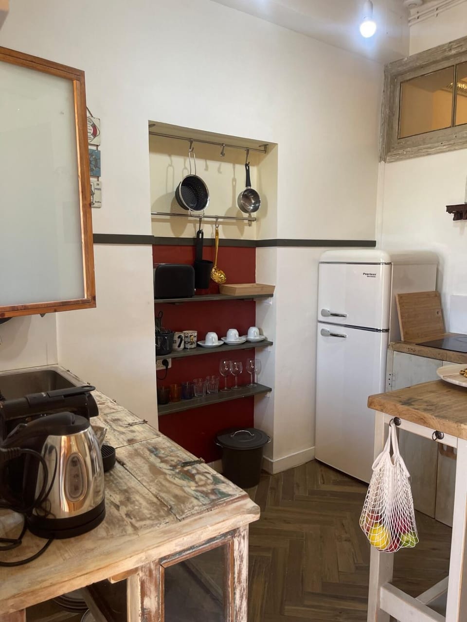 Coffee/tea facilities, Kitchen or kitchenette, stove