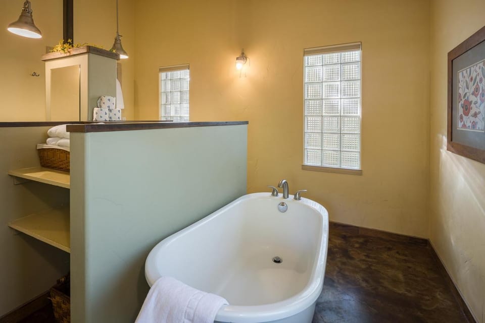 Creekside Cowa-Bungalow - 61 E 200 - Studio House in Moab
