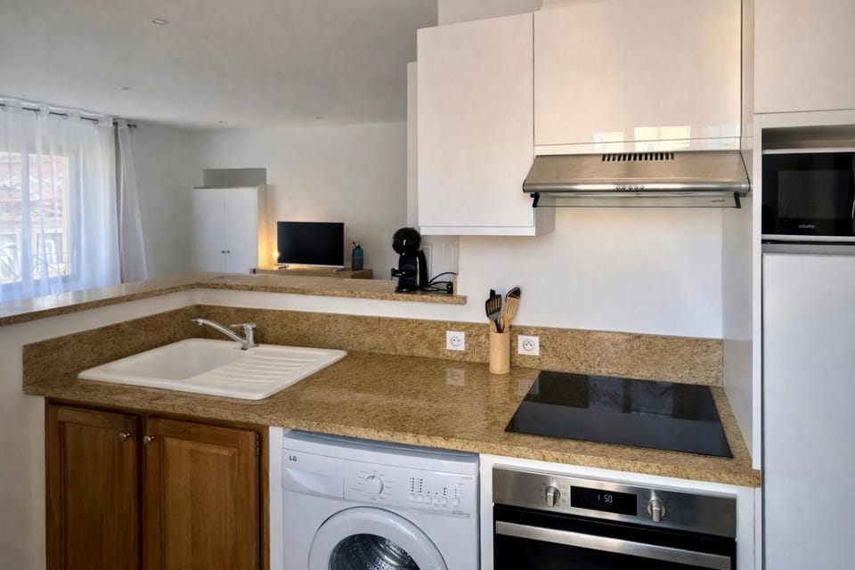 Kitchen or kitchenette, oven, stove, washing machine