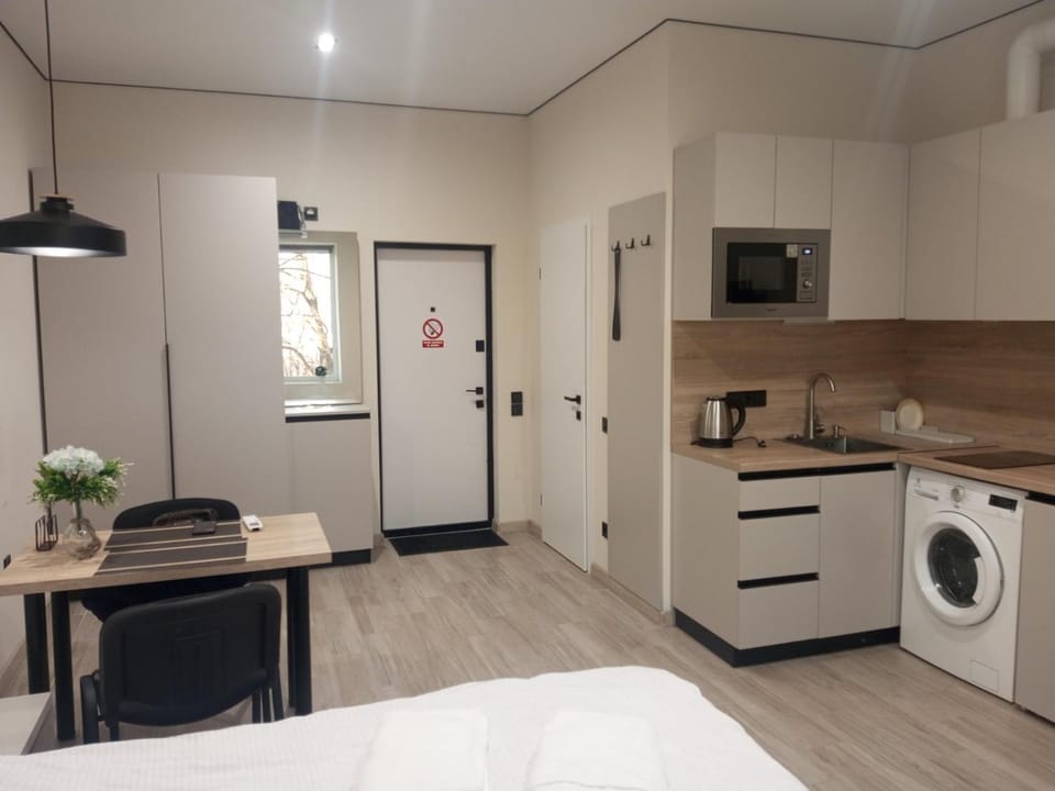 Bed, Dining area, Bedroom