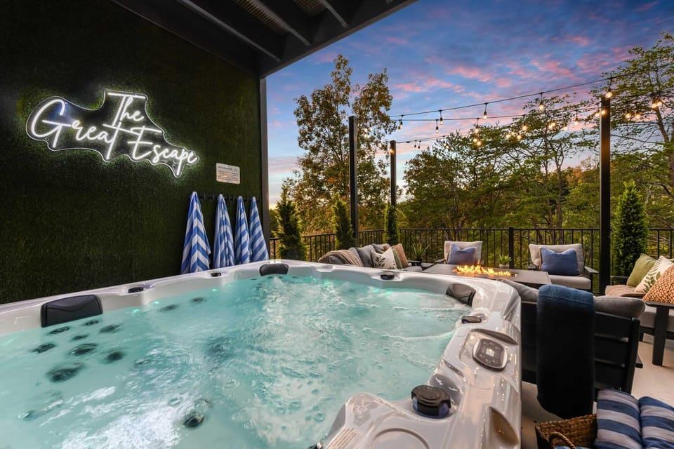 The Great Escape! Sleeps 26 - Sky Deck - Arcade - Golf - Waterpark Chalet in Sevierville