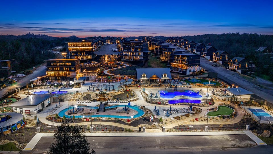 The Great Escape! Sleeps 26 - Sky Deck - Arcade - Golf - Waterpark Chalet in Sevierville