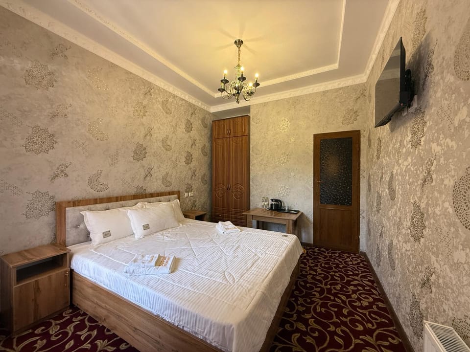 Photo of the whole room, Bedroom, wardrobe