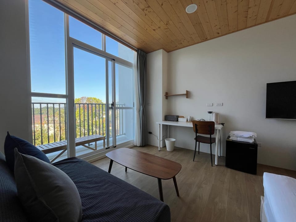 View (from property/room), Balcony/Terrace, Living room