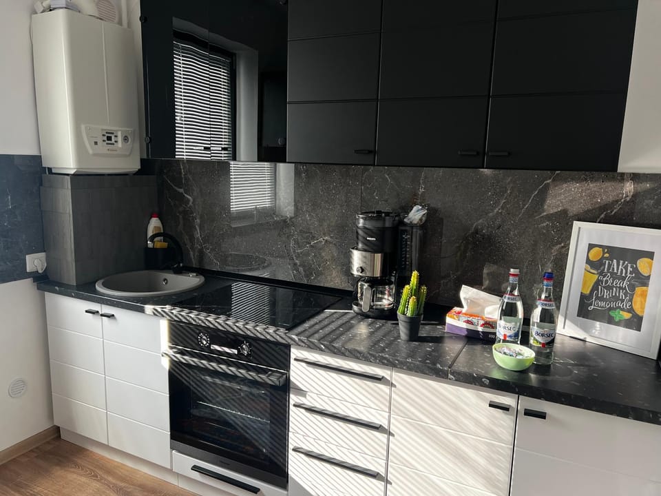 Coffee/tea facilities, Kitchen or kitchenette, stove, toaster