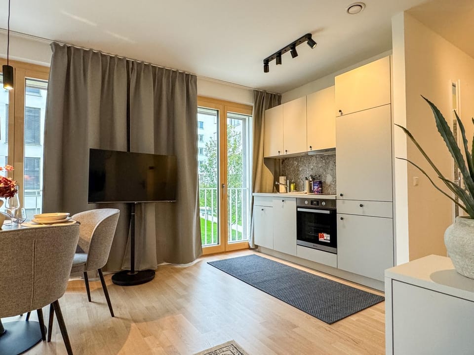 TV and multimedia, Coffee/tea facilities, Kitchen or kitchenette, Dining area, oven, stove