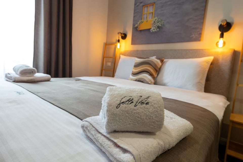 Bed, towels